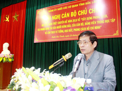 Bí thư Đảng ủy khối các cơ quan tỉnh Trần Đình Quế phát biểu tại hội nghị.