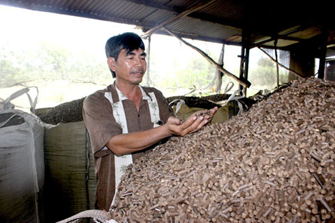 Ông Nguyễn Văn Đức giới thiệu sản phẩm viên nén được chế biến từ bã mía.