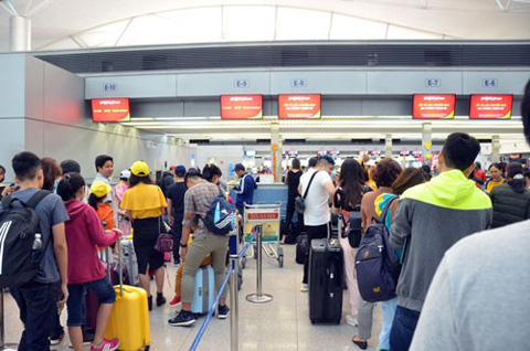 Sân bay quốc tế Tân Sơn Nhất thường xuyên rơi vào tình trạng quá tải hành khách. Ảnh: TẤN THẠNH