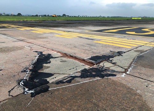 Đường băng sân bay quốc tế Nội Bài đang phát sinh nhiều hư hỏng do tần suất đón máy bay quá dày. Ảnh: CTV