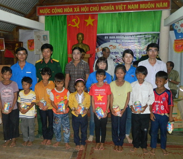 Ban Chỉ huy Quân sự huyện Krông Bông và các đơn vị kết nghĩa với buôn Yang Reh tặng quà cho các em thiếu nhi trong buôn nhân dịp Tết Trung thu.