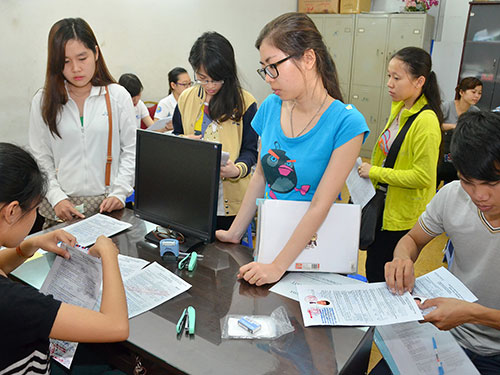 Thí sinh nộp hồ sơ đăng ký dự thi tại Cơ quan Đại diện Bộ GD-ĐT ở TP HCM Ảnh: Tấn Thạnh