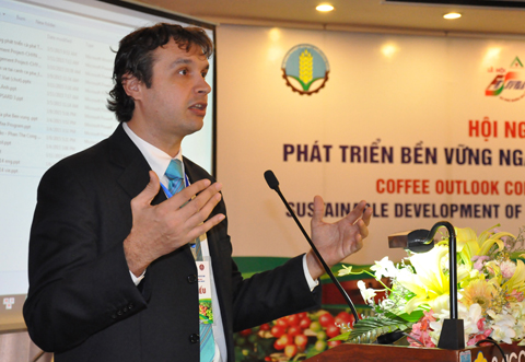 Giám đốc quốc gia IDH Việt Nam Flavio Corsin tham luận về chương trình phát triển cà phê bền vững tại Việt Nam